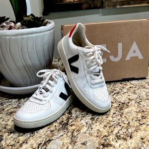 Like new women’s Veja V-10 sneakers!